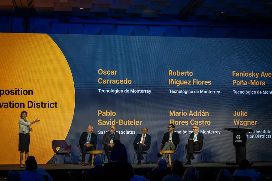 Representantes del Tec, compartieron lo que se ha hecho en el Distrito de Innovación Monterrey.  FOTO: Kevin Chaires