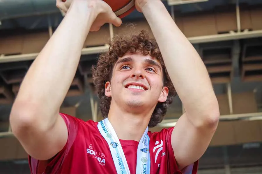 Toma en contra picada de Elias Vega prepar&aacute;ndose para lanzar el bal&oacute;n hacia la canasta.  