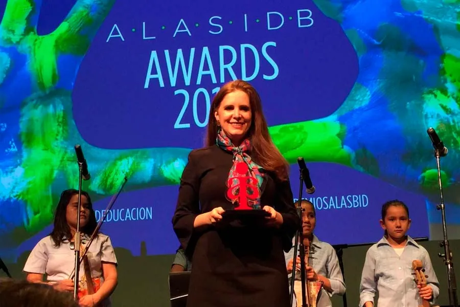 Elisa ha sido distinguida con reconocimientos por su labor en Latinoam&eacute;rica.