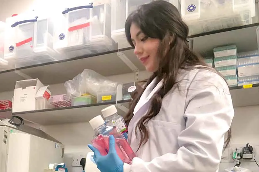 Elly Robles investiga con nanopart&iacute;culas para encontrar una cura contra el Parkinson.