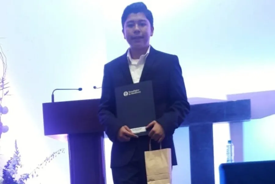Emiliano recibiendo la beca acad&eacute;mica en Tec.
