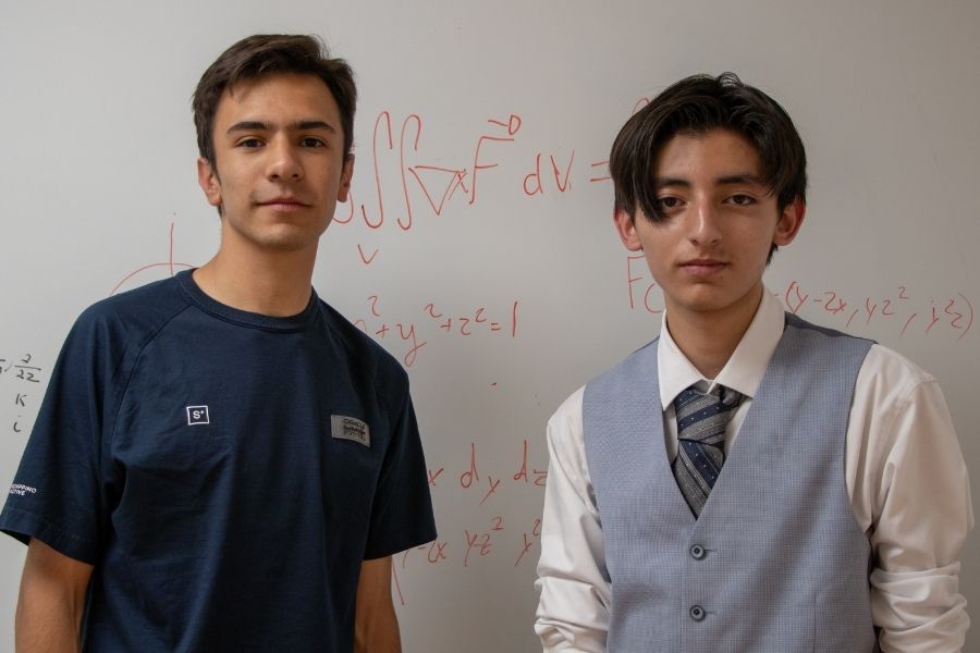 Emiliano Peláez (izquierda) y Moisés Méndez (derecha), ganadores de la trigésima octava edición de la Olimpiada Mexicana de Matemáticas.