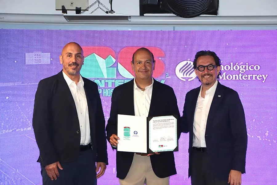 Emilio &Aacute;lvarez, Pedro Esquivel y Luis Ra&uacute;l Dom&iacute;nguez en convenio de colaboraci&oacute;n para que el campus Monterrey sea "World Cup Host City Supporter".