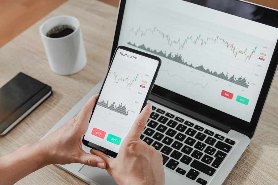 Persona utilizando Trader app, viendo los movimientos en el mercado.