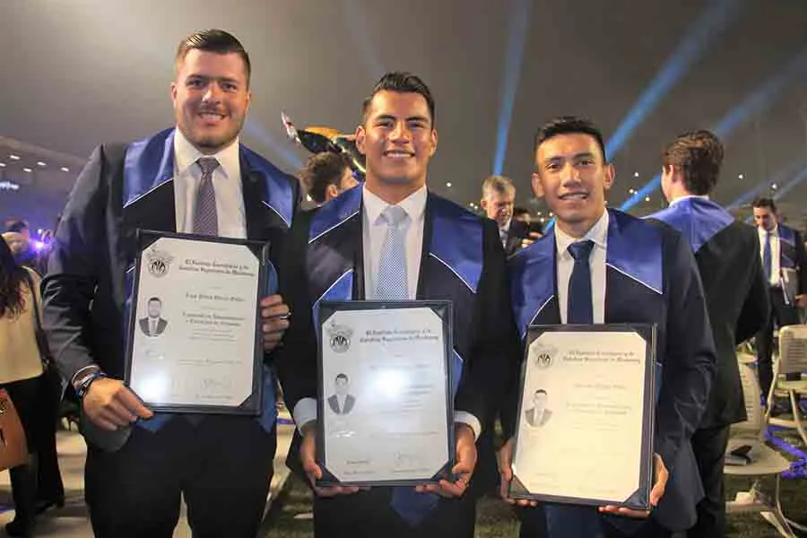 Mart&iacute;nez en la graduaci&oacute;n de profesional con sus compa&ntilde;eros de equipo Luis Pedro Garc&iacute;a y Eduardo Ortega. 