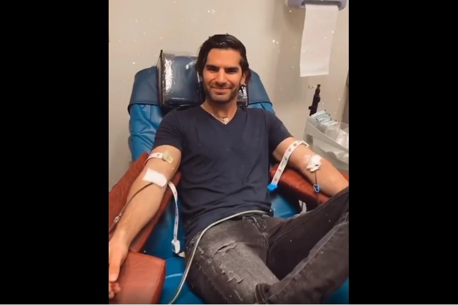 Enrique Gómez Junco, paciente de COVID-19, donó plasma.