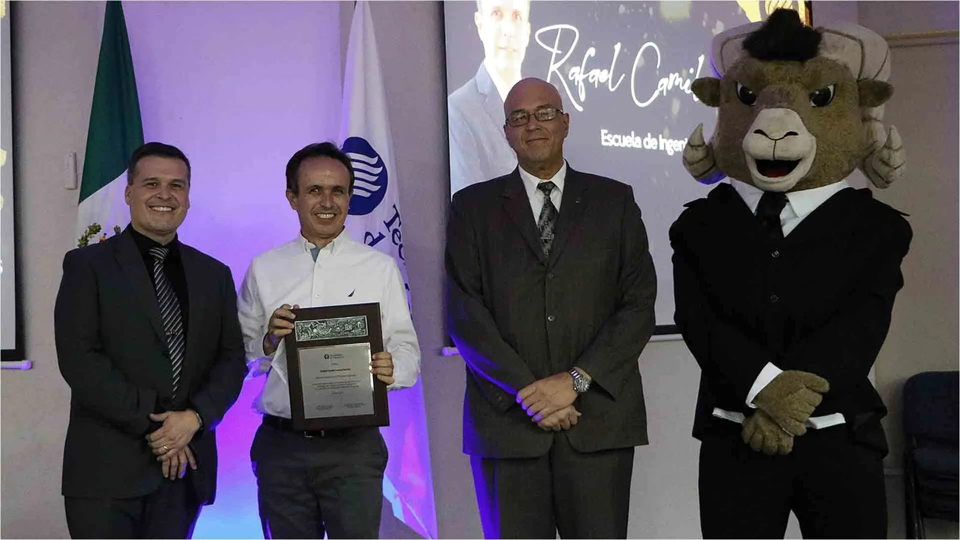 Entrega de reconocimiento al profesor Camilo Lozoya 