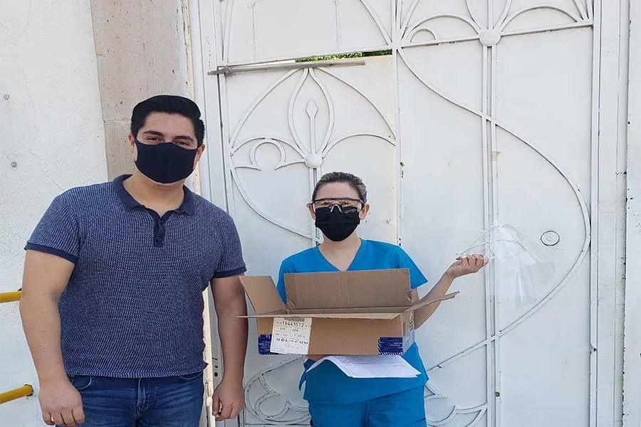 Entrega de caretas m&eacute;dicas por parte de Diagtech