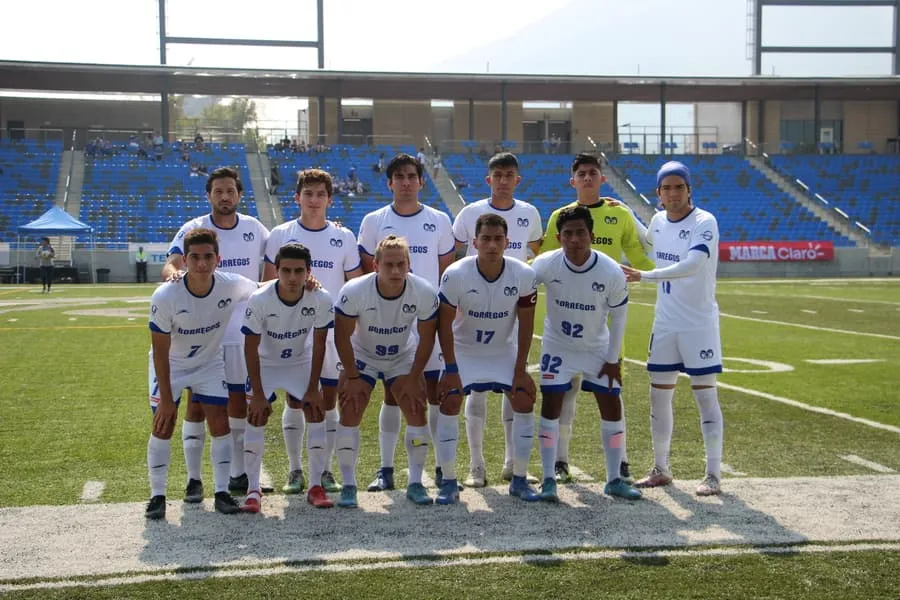 Equipo varonil de fútbol que jugó la semifinal contra la UP Ciudad de México.