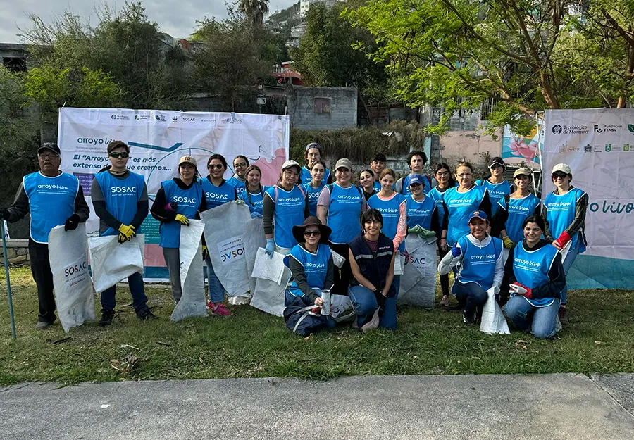 Voluntarios que participaron en la limpieza del Arroyo Seco en Nuevo Le&oacute;n. Foto: Cortes&iacute;a Andrea Mart&iacute;nez