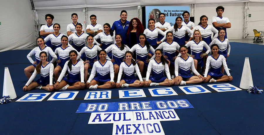 equipo de animaci&oacute;n y porras con coaches