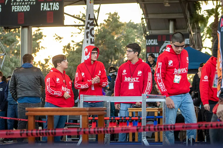 Integrantes del equipo de rob&oacute;tica ROULT se preparan para juego de robot en FIRST Tech Challenge