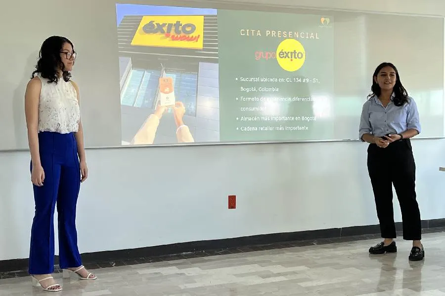 Equipo de Heartbest durante en las presentaci&oacute;nes finales