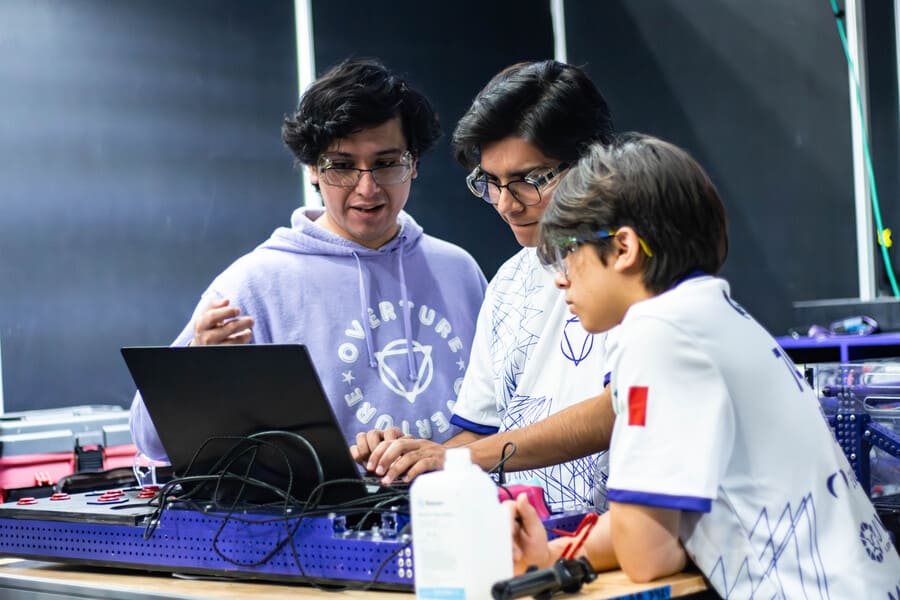 Estudiantes del equipo Overture en regional de FIRST en Monterrey.