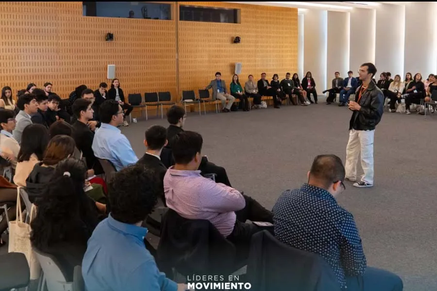 Pl&aacute;tica en el congreso L&iacute;deres en Movimiento. Foto: Cortes&iacute;a