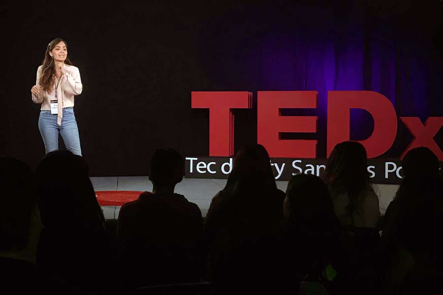 Erika durante el TEDx en el Tec campus San Luis