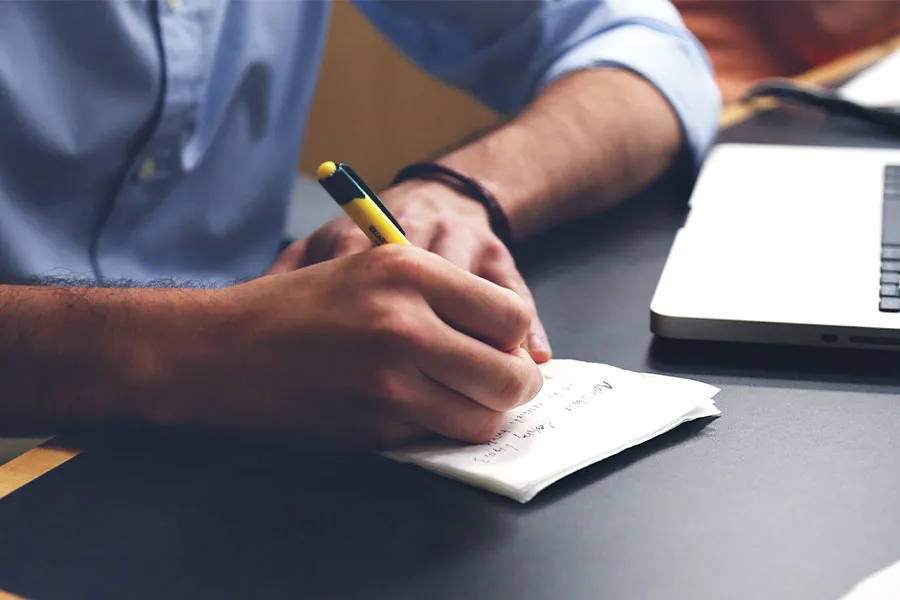 Escritor pensando lo que escribir&aacute; en su pr&oacute;ximo libro.