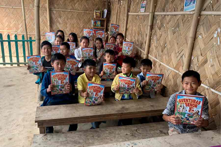 Ni&ntilde;os en escuela en Dimapur