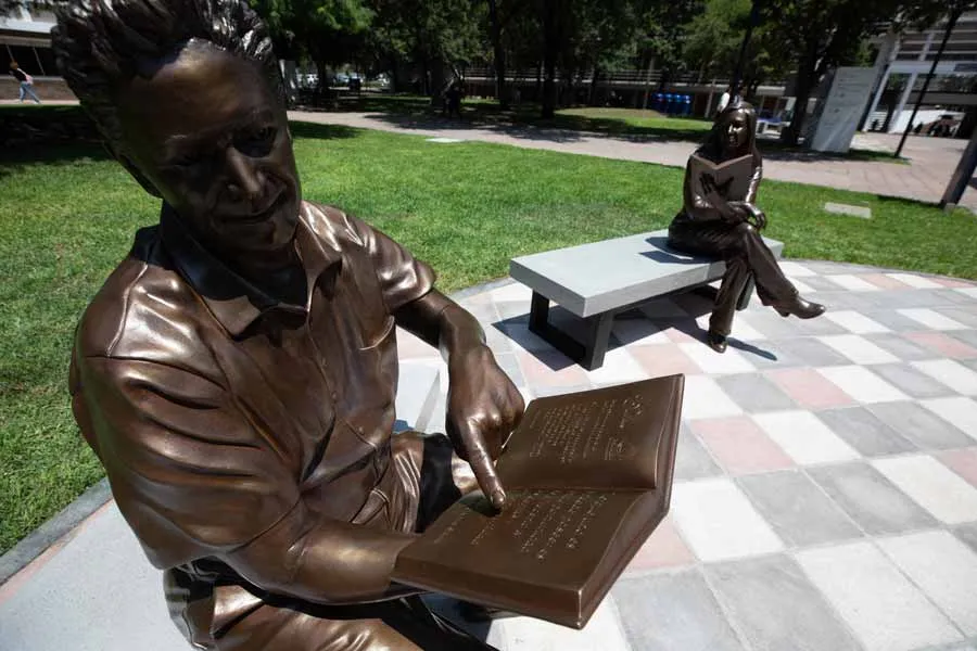 Las esculturas de las profesoras y los profesores inspiradoras fueron hechas con base en im&aacute;genes digitalizadas de docentes reales.