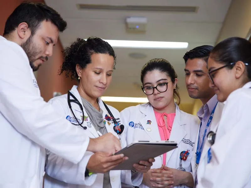 Especialistas en cardiolog&iacute;a pedi&aacute;trica discutiendo un caso m&eacute;dico.