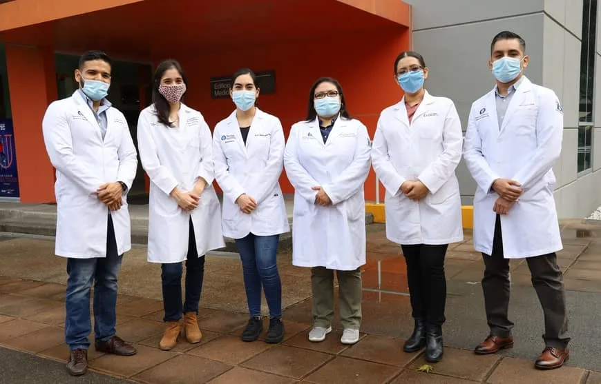 Equipo de especialistas del Tec Guadalajara que trabaja en el desarrollo de la prueba para COVID-19 m&aacute;s barata y con resultados r&aacute;pidos.