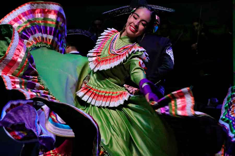 Baile folcl&oacute;rico de Jalisco en el espect&aacute;culo de Estampas de M&eacute;xico del Tec Guadalajara.