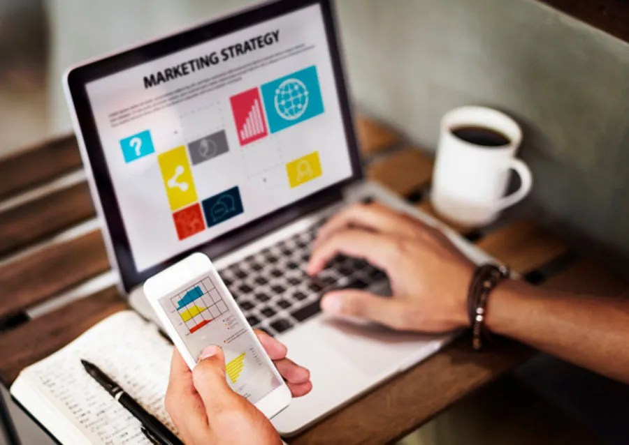Estrategia en marketing digital en dispositivos m&oacute;vil y computadora