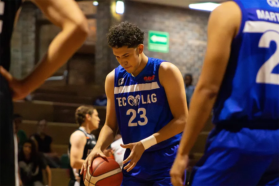 Jugador de b&aacute;squetbol de Borregos Laguna prepar&aacute;ndose para lanzar tiro libre