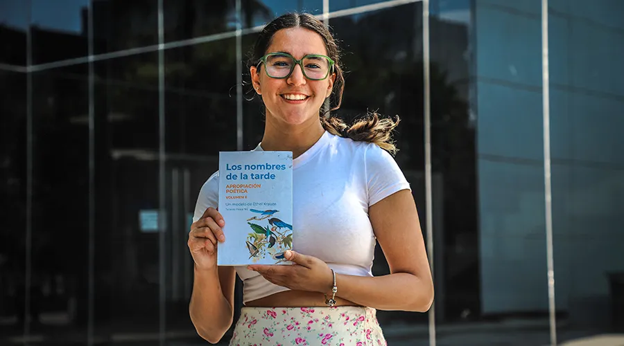 Estudiante-poeta de PrepaTec con el libro donde se public&oacute; su obra
