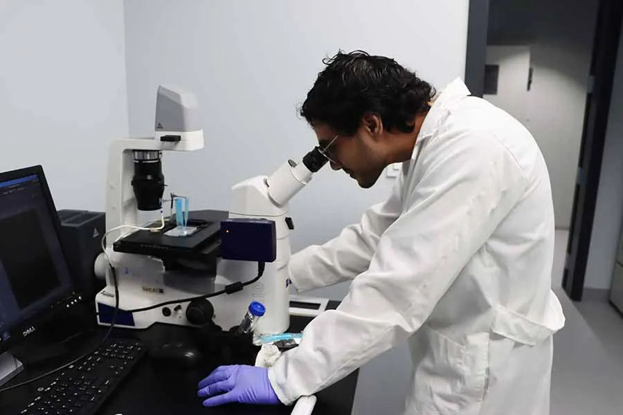 Federico Bernab&eacute;, estudiante de posgrado en el Laboratorio de Microflu&iacute;dica en el Expedition FEMSA.