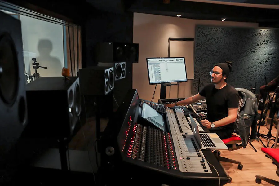Estudiante del Tec en estudio de grabaci&oacute;n