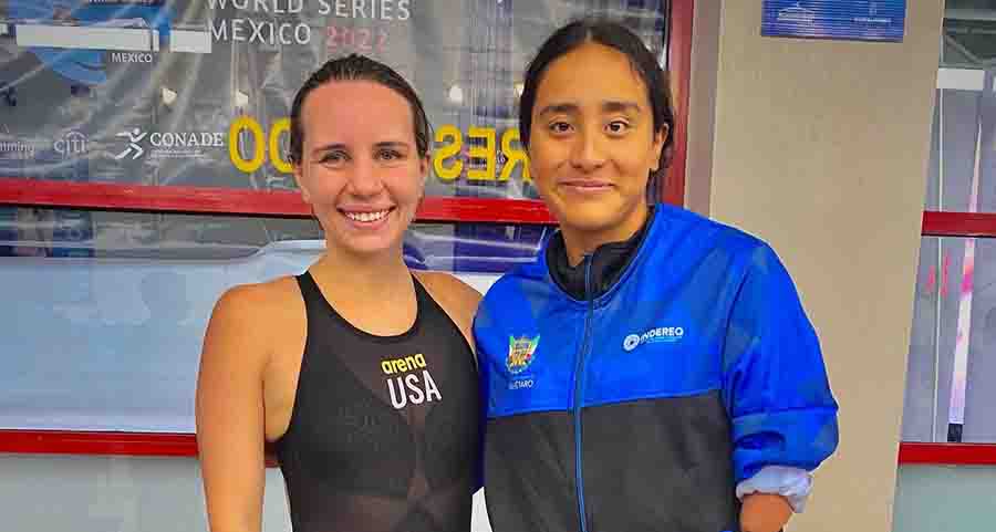 Ximena Gonz&aacute;lez con nadadoras en la competencia de la serie mundial de paranataci&oacute;n