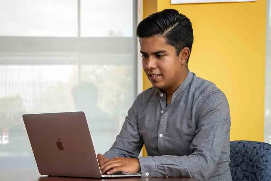 Joven del Tec de Monterrey persigue el sue&ntilde;o de ser locutor y narrador de eventos deportivos.