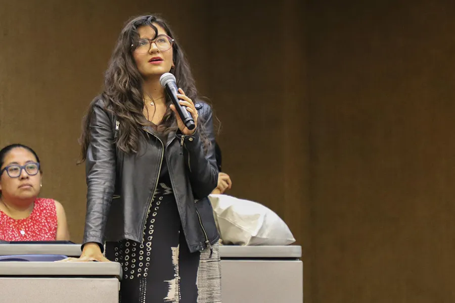 Estudiante durante la presentaci&oacute;n del libro &acute;Duerme, cicatriz'.