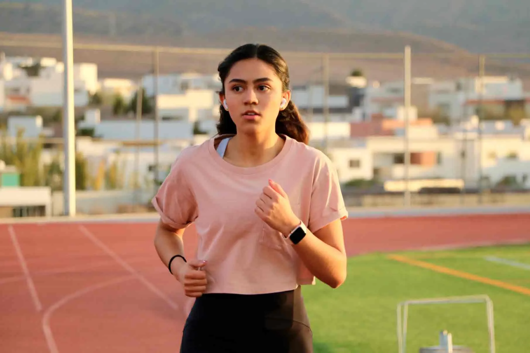Alumna Victoria Navarro corriendo en pista de atletismo en Tec Campus San Luis Potos&iacute;