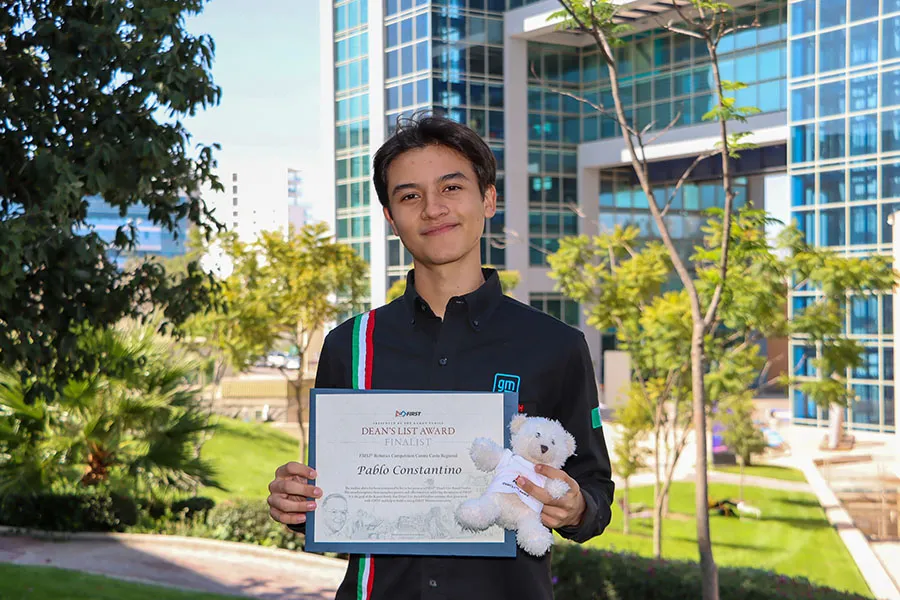 Pablo Constantino sosteniendo su reconocimiento que lo acredita como finalista del Dean&rsquo;s List Award