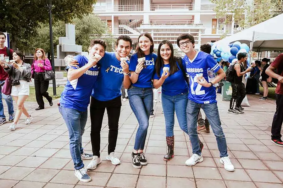 El campus Monterrey se visti&oacute; de azul por los festejos del 79 aniversario del Tec.