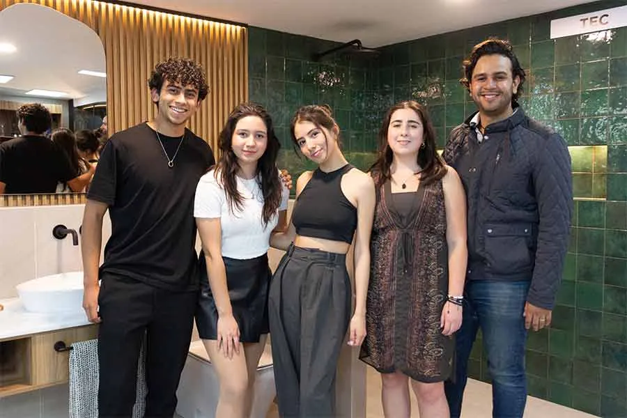 Los estudiantes fueron reconocidos por su propuesta de dise&ntilde;o de un ba&ntilde;o moderno para una pareja joven, constru&iacute;do con materiales GILSA