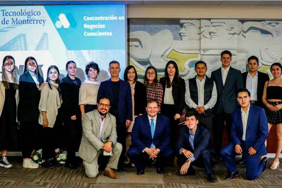 Estudiantes de Concentraci&oacute;n en Negocios Conscientes presentan propuestas a BLK Global Logistics