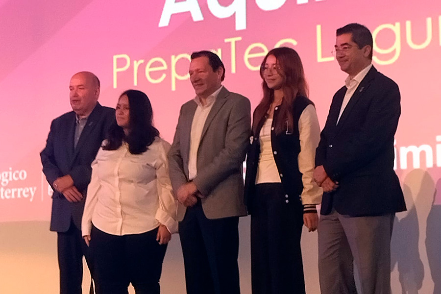 Estudiantes de PrepaTec Laguna exponen su proyecto y posan para fotograf&iacute;a con l&iacute;deres nacionales de PrepaTec