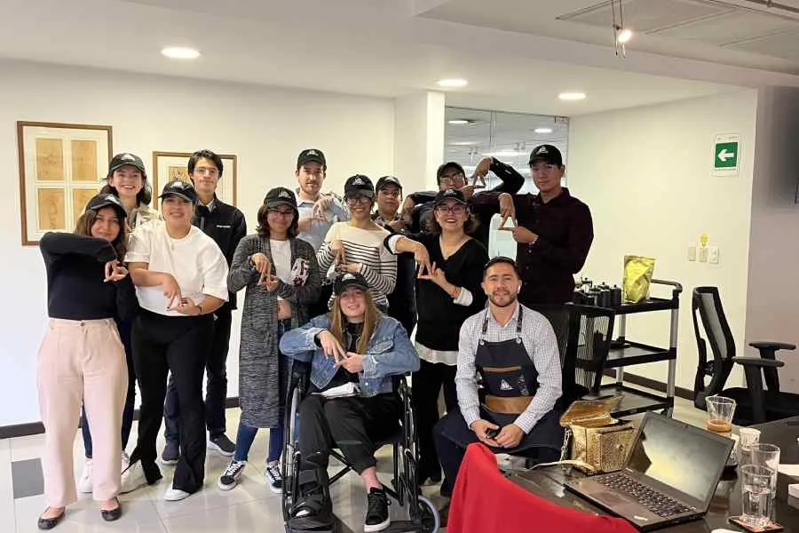 Estudiantes durante la misi&oacute;n comercial en Colombia