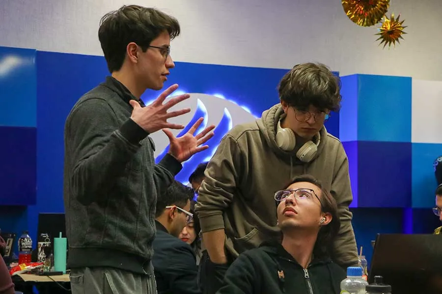 Estudiantes desarrollando videojuegos durante hackat&oacute;n en el Tec de Monterrey