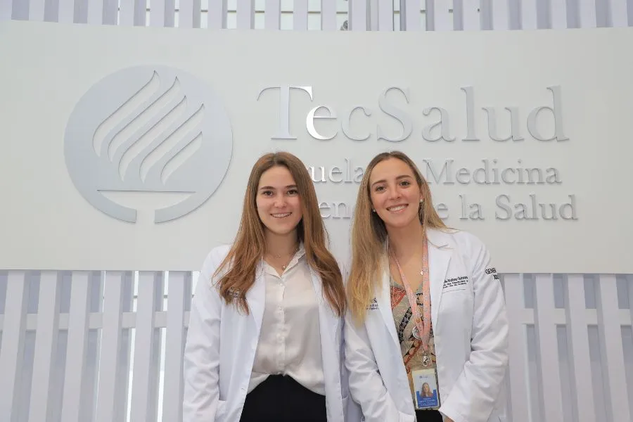 estudiantes de medicina en el centro de simulaci&oacute;n cl&iacute;nica