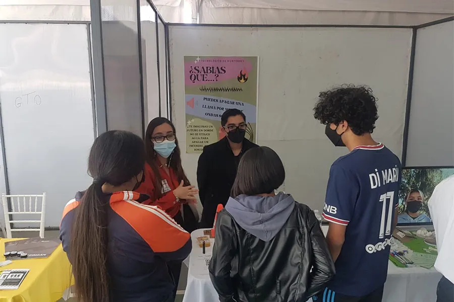 estudiantes en feria proyecto multimedia exposicion