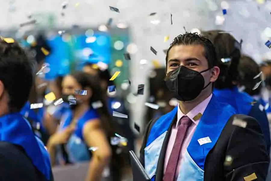 Juan Pablo Murra se dirigi&oacute; a los reci&eacute;n graduados del campus Quer&eacute;taro para aconsejarles pensar positivamente sobre el futuro y tomar la responsabilidad de construirlo.