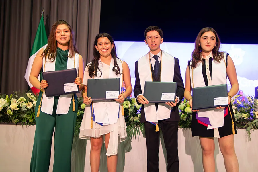 Estudiantes graduados de PrepaTec Laguna en 2024 y que obtuvieron la menci&oacute;n honor&iacute;fica de excelencia posan para fotograf&iacute;a