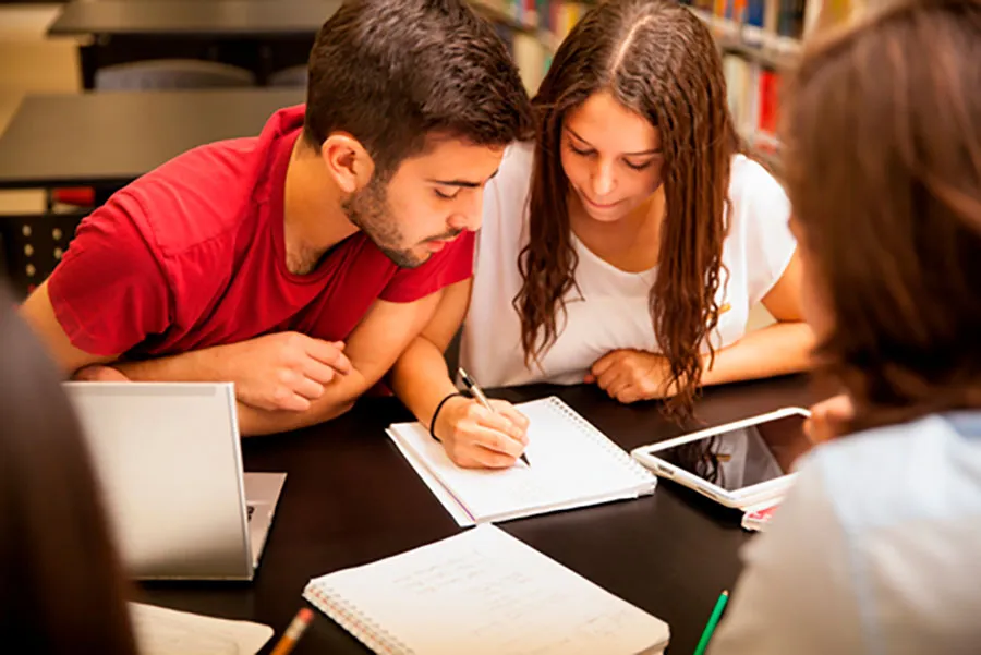 Los profesores deber&aacute;n aclarar a los estudiantes qu&eacute; tipo de herramientas de IA podr&aacute;n utilizar