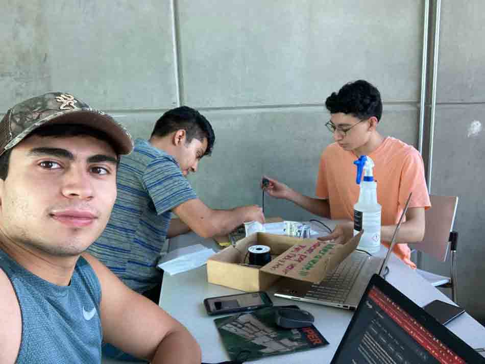 Alumnos de ingenier&iacute;a probando el prototipo del guante