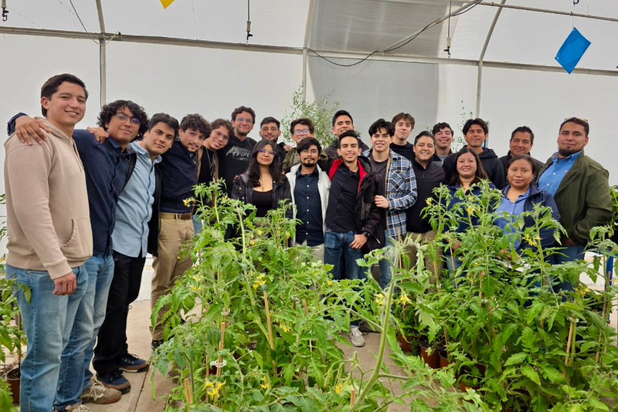 Estudiantes de Mecatr&oacute;nica en invernadero automatizado por ellos.