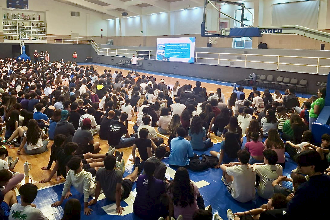 Estudiantes de PrepaTec Chihuahua durante la presentación del programa Olweus en el campus.